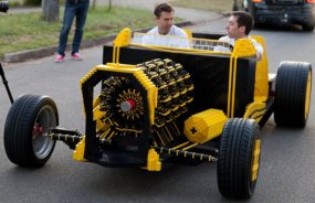 Автомобиль из Lego способен ездить по дорогам